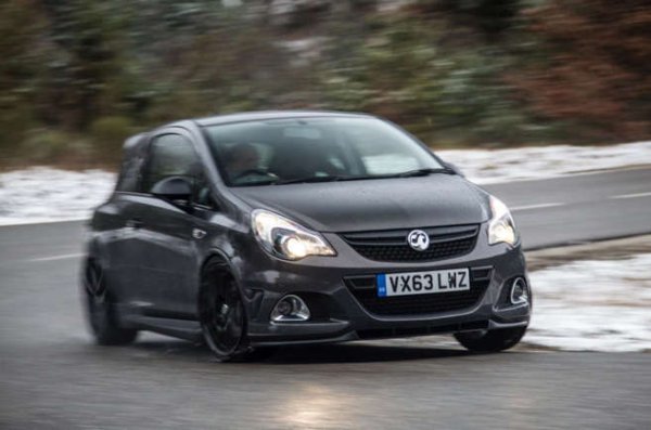 До 2007 година версиите OPC (VXR при Vauxhall) бяха добре приети на пазара. Най-успешна бе Corsa OPC с нейния 1,6-литров двигател с турбокомпресор, с 6,9 секунди за ускорение до 100 км/ч и максимална скорост от 225 км в час.
Изглеждаше отлично отвън. По-дълбоките брони, страничните прагове и спойлерът на покрива бяха впечатляващи, както и седалките тип черупки и изрязаният отдолу волан.